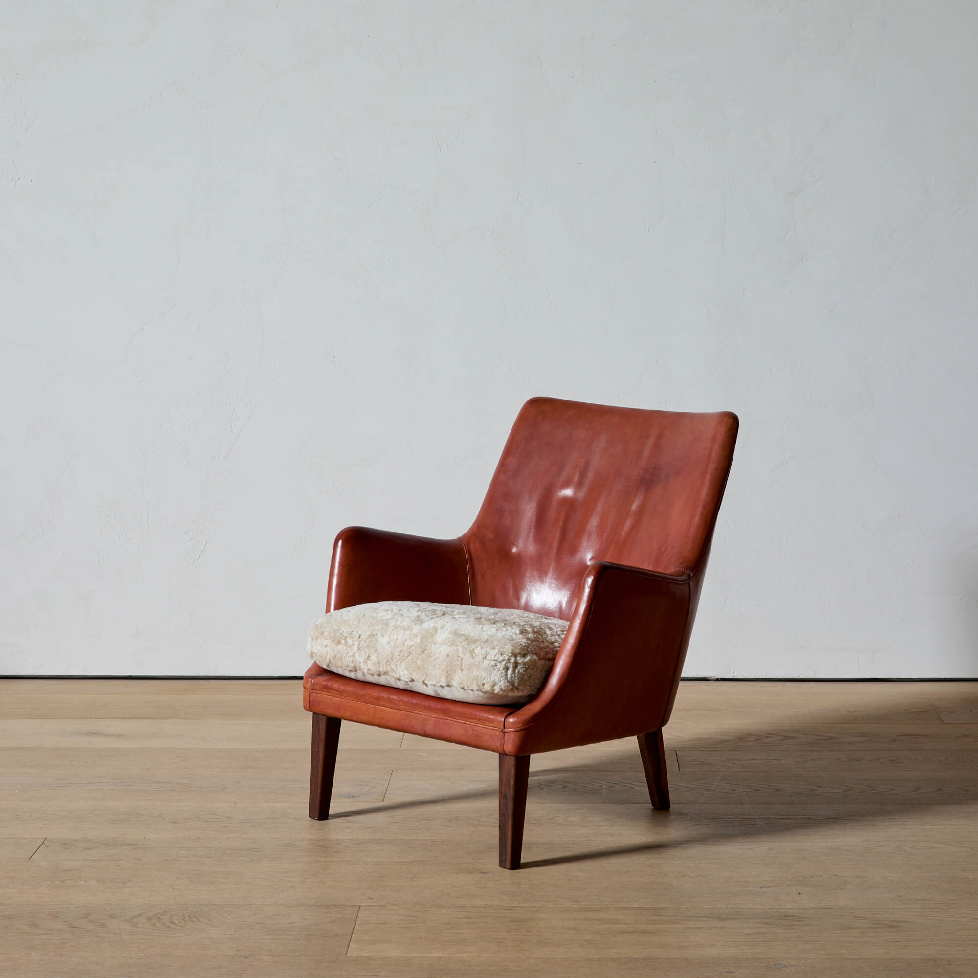 AV 53 Lounge Chair in Original Leather by Arne Vodder