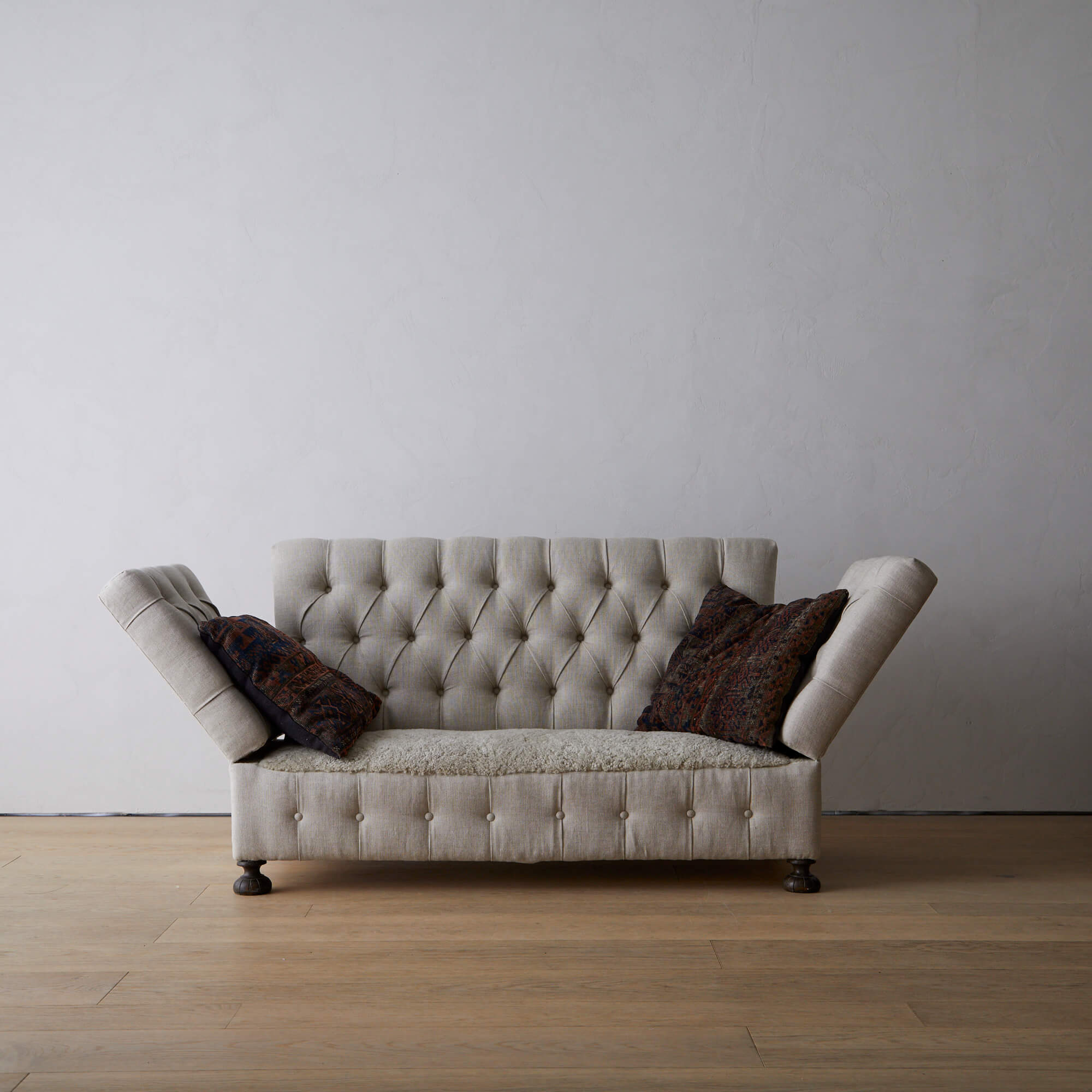 High-backed settee with reclining sides