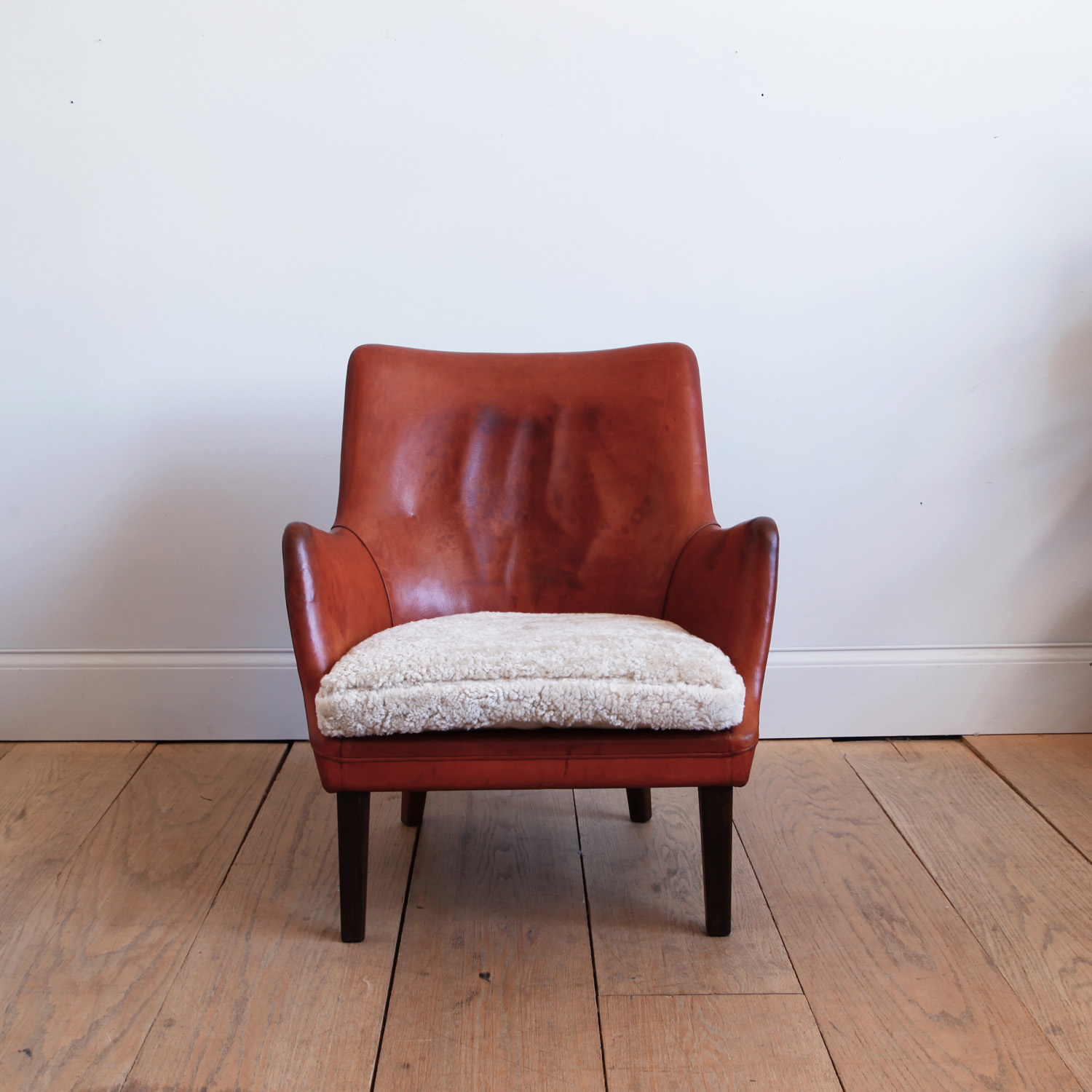 AV 53 Lounge Chair in Original Leather by Arne Vodder